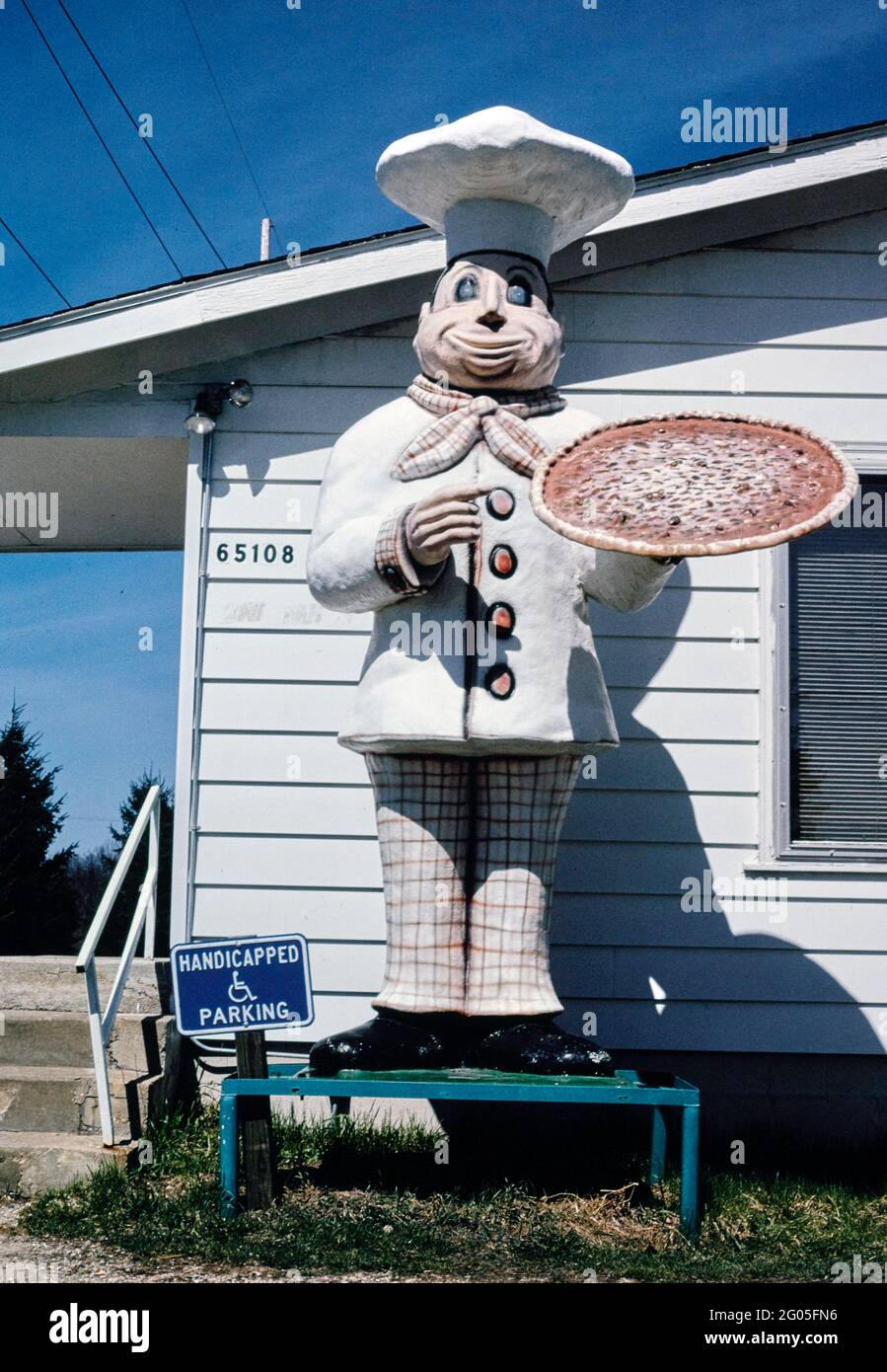 1990s America GalatInn Restaurant and Lounge statue, Hartford