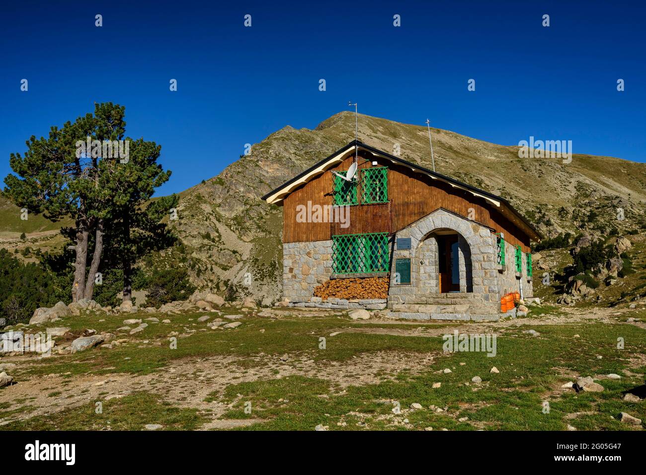 Estanys de la Pera hut in summer (Cerdanya, Catalonia, Spain, Pyrenees) ESP: Refugio de los Estanys de la Pera en verano (Cerdaña, Cataluña, España) Stock Photo