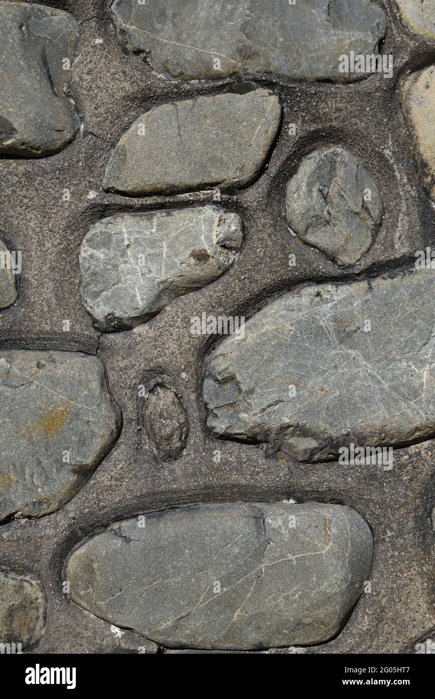 detail of large rocks concreted into a feature wall Stock Photo - Alamy