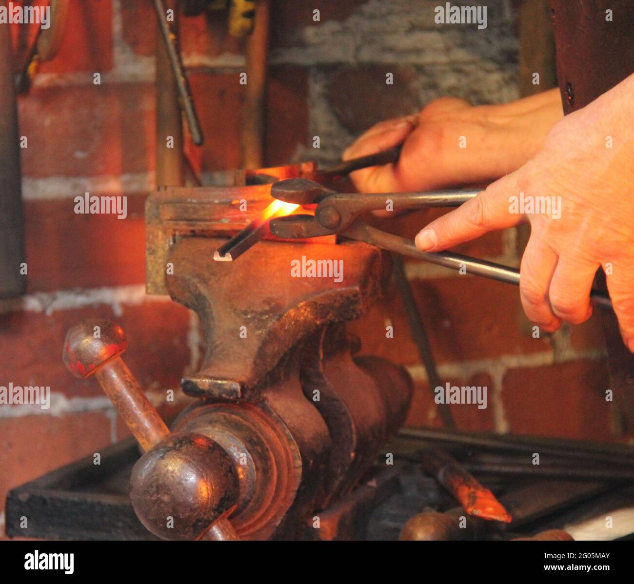 Red hot metal hi-res stock photography and images - Alamy