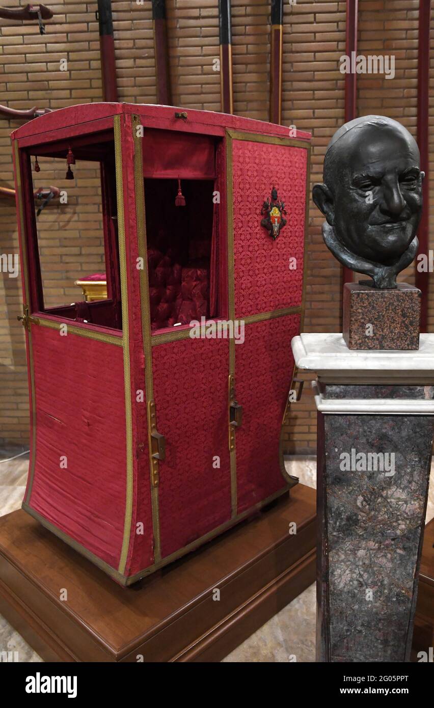 Sedan chair chairs hi-res stock photography and images
