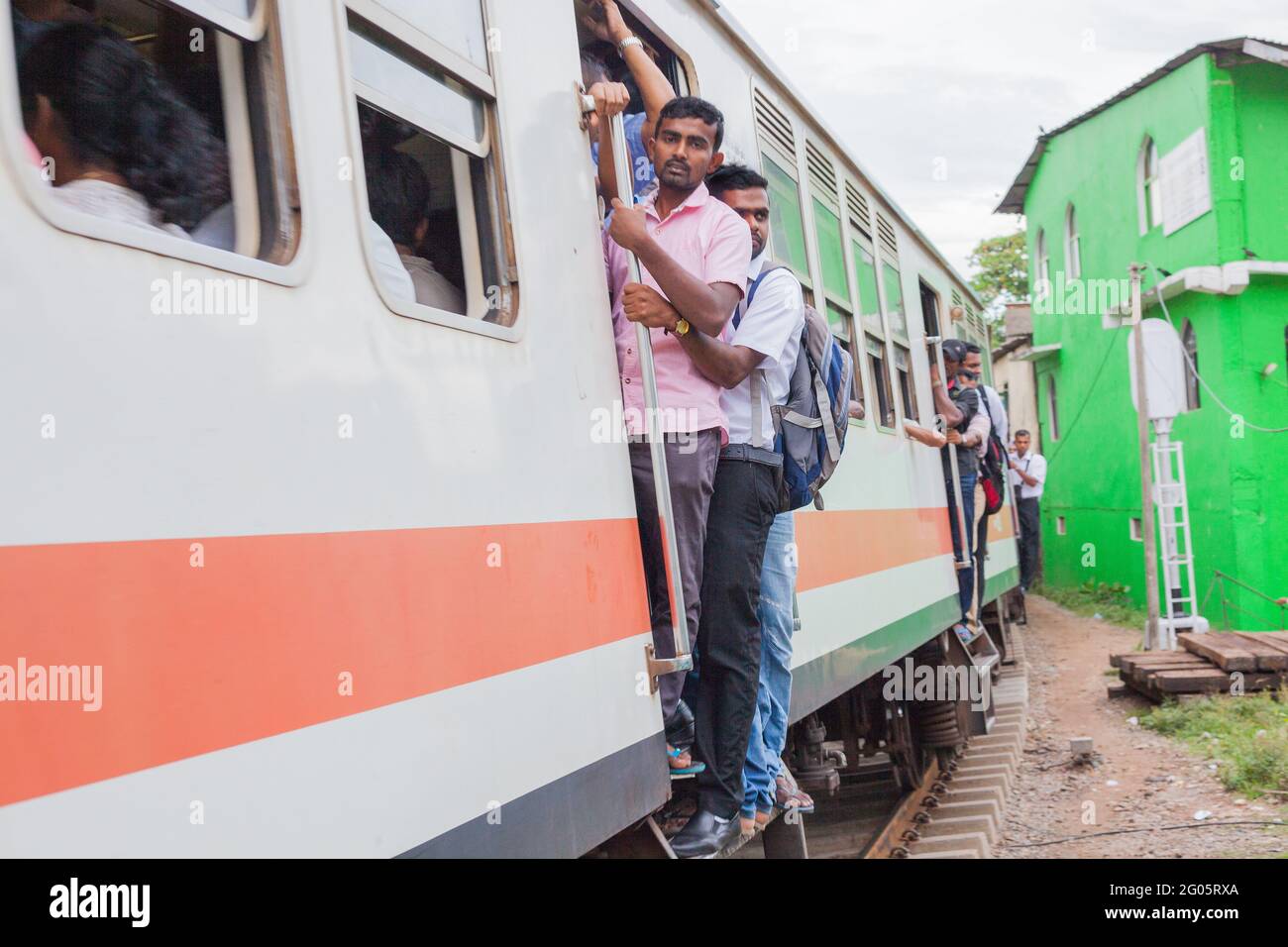 Unidentified Passengers Standing on the Doors of Running Local Train during  Rush Hours Editorial Photography - Image of station, india: 168031082
