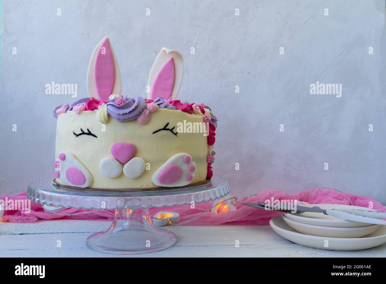Pink bunny birthday cake hi-res stock photography and images - Alamy
