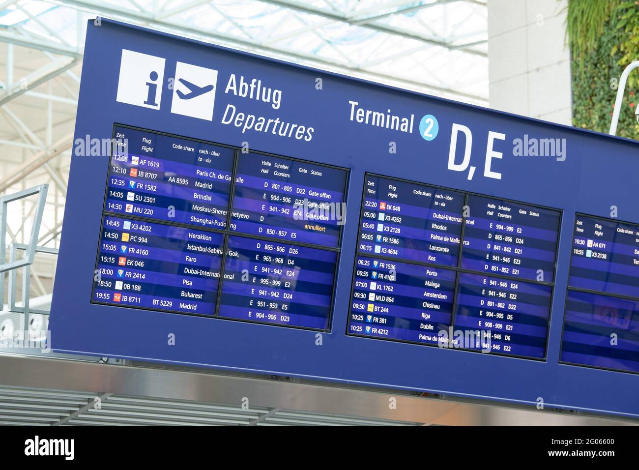 01 2021, Hessen, Frankfurt/Main: For the first time in a year, flights are again displayed on the Terminal display board at Frankfurt Airport. The terminal had been closed for