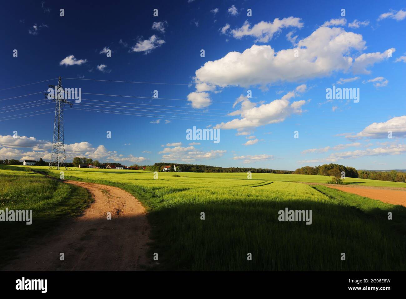 Ein Spaziergang vorbei an Wiesen und Bäumen mit schönen Wolken am Annaberg in Sulzbach Rosenberg bei Amberg Stock Photo