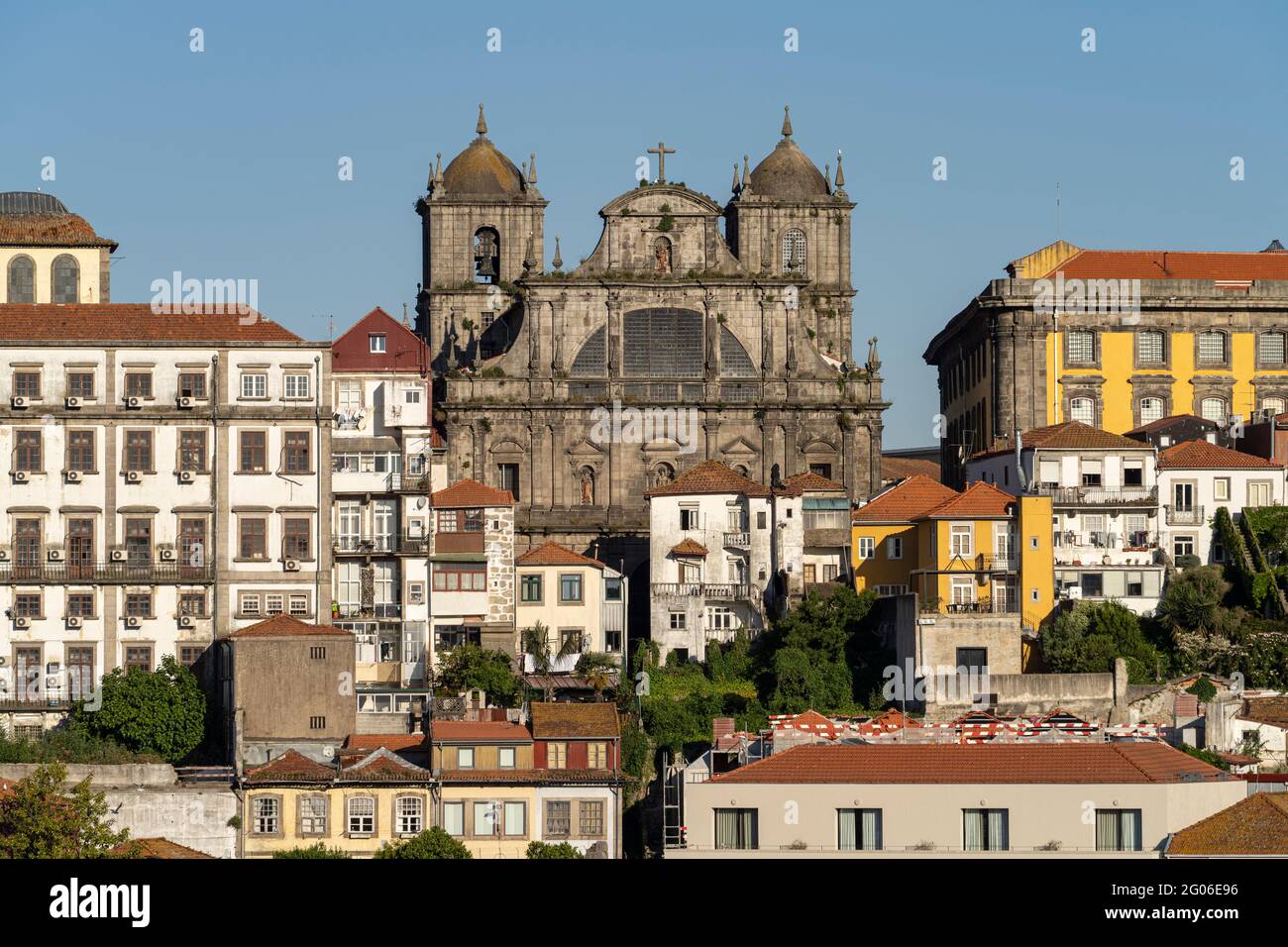 Die Altstadt mit Benediktinerkloster Mosteiro de São Bento da Vitória und dem Portugiesischem Zentrum für Fotografie, Porto, Portugal, Europa   |  Old Stock Photo