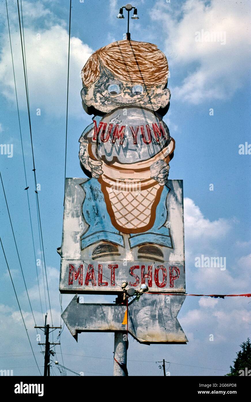 1980s America -  Yum Yum Malt Shop Drive-in sign, Bossier City, Louisiana 1982 Stock Photo