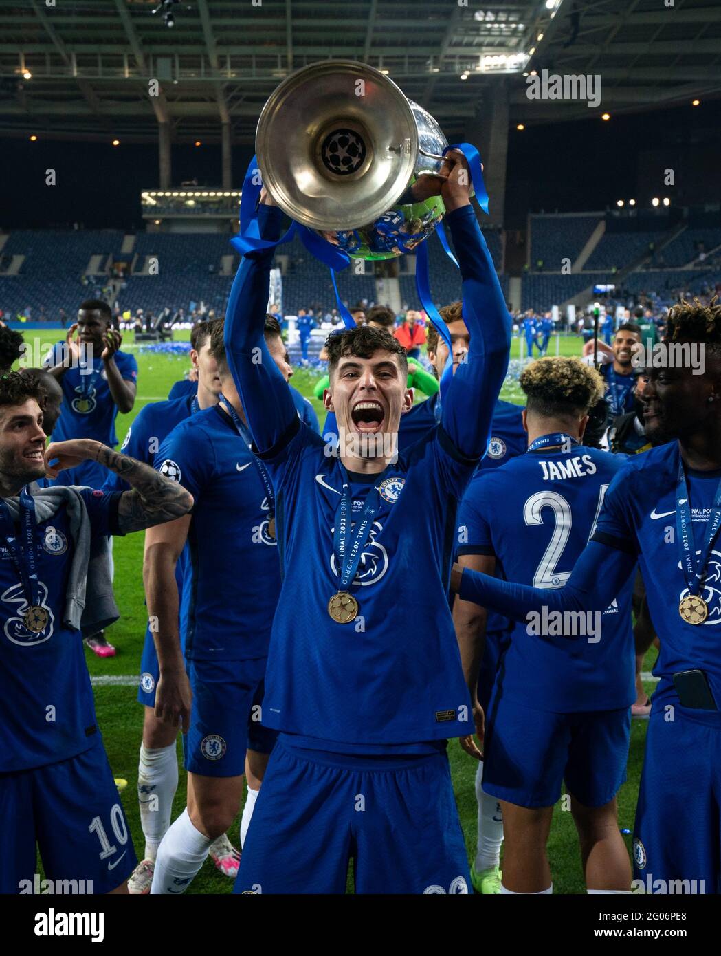 Ryal Quay Uk 29th May 21 Kai Havertz Of Chelsea Lifts The Winners Trophy Following The Uefa Champions League Final Match Between Manchester City And Chelsea At The Est Dio Do Drag O Porto