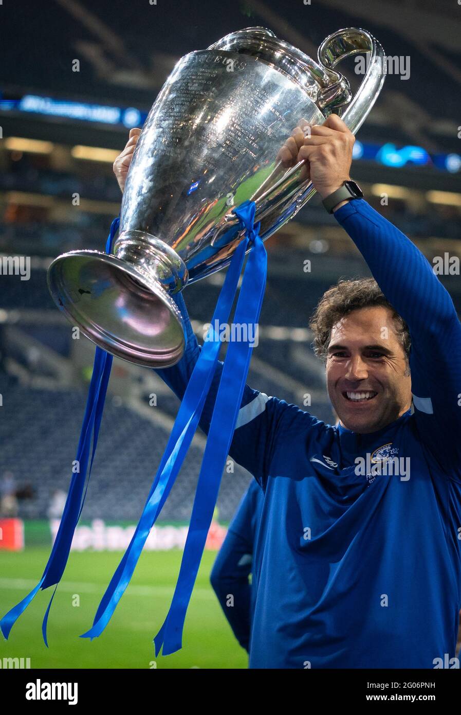 Ryal Quay Uk 29th May 21 Henrique Hilario Goalkeeper Coach Of Chelsea Lifts The Winning Trophy Following The Uefa Champions League Final Match Between Manchester City And Chelsea At The Est Dio Do
