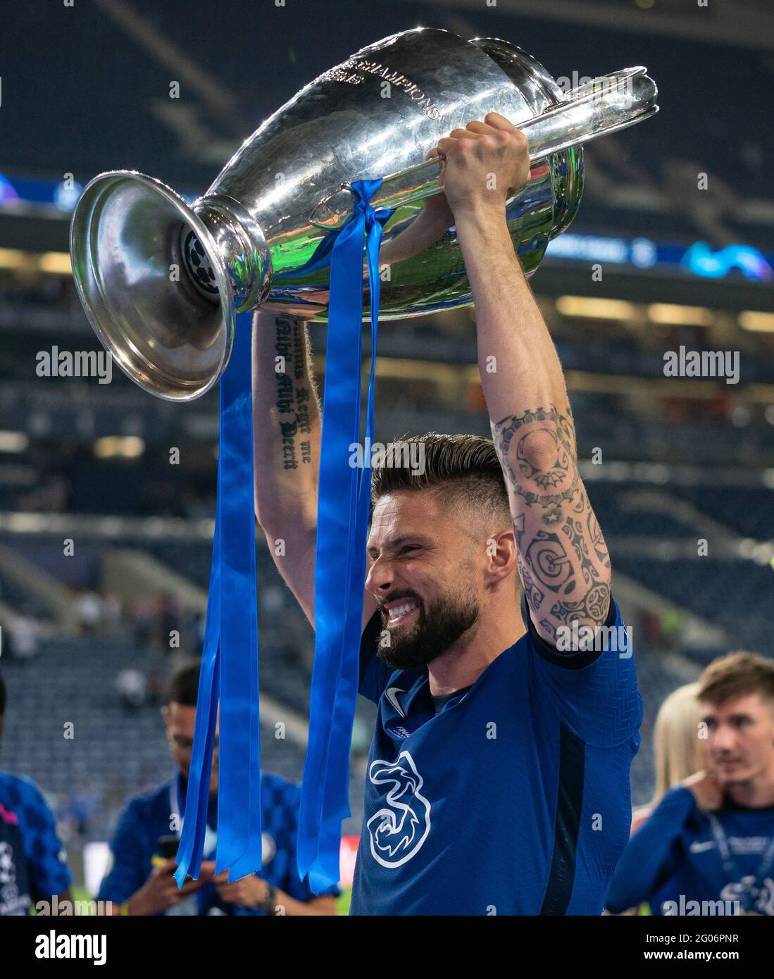 Ryal Quay Uk 29th May 21 Olivier Giroud Of Chelsea Lifts The Winning Trophy Following The Uefa Champions League Final Match Between Manchester City And Chelsea At The Est Dio Do Drag O Porto