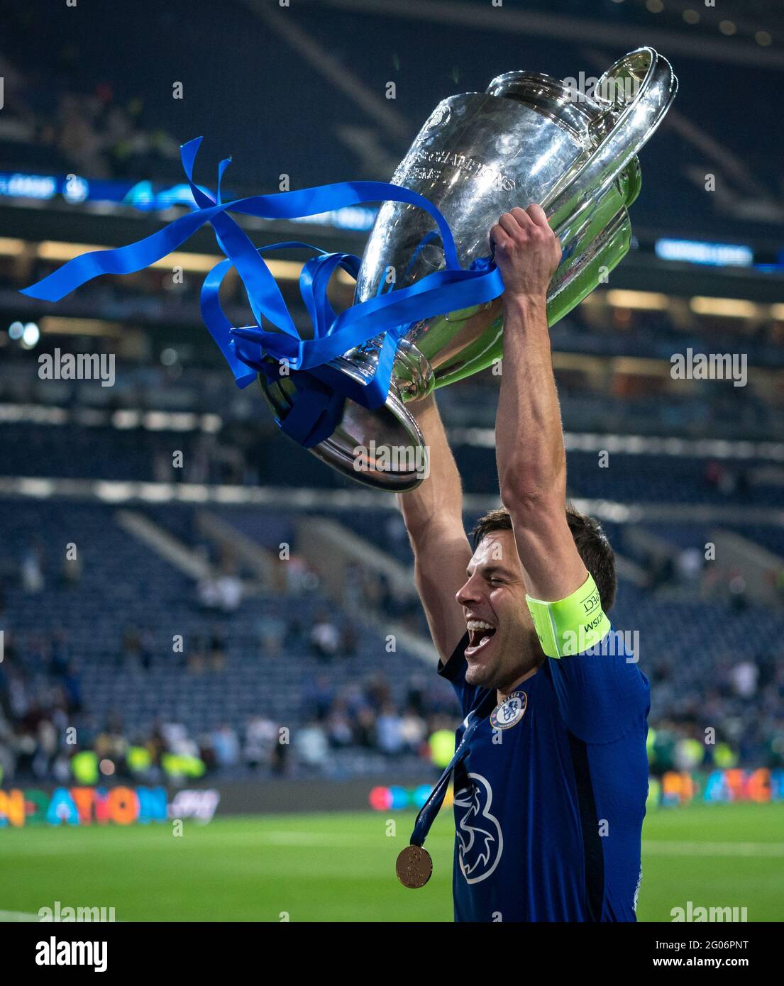 Ryal Quay Uk 29th May 21 Czsar Azpilicueta Of Chelsea Lifts The Winning Trophy Following The Uefa Champions League Final Match Between Manchester City And Chelsea At The Est Dio Do Drag O Porto