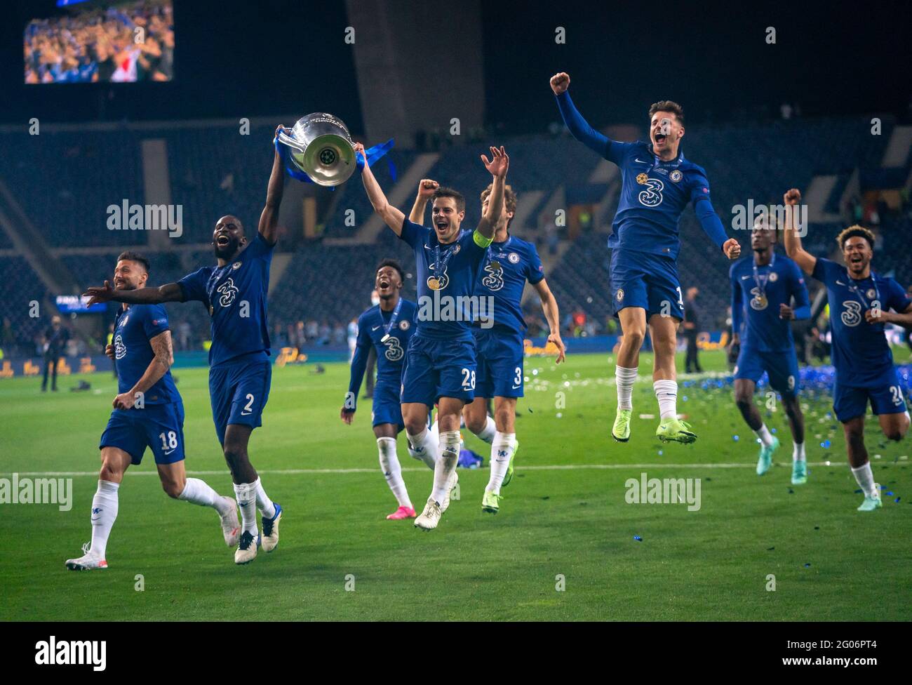 Ryal Quay, UK. 29th May, 2021. Csar Azpilicueta (28) & Antonio RŸdiger (2) with Chelsea teammates and the winning trophy following the UEFA Champions League Final match between Manchester City and Chelsea at The Est‡dio do Drag‹o, Porto, Portugal on 29 May 2021. Photo by Andy Rowland. Credit: PRiME Media Images/Alamy Live News Stock Photo
