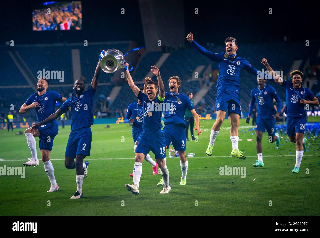 Ryal Quay, UK. 29th May, 2021. Csar Azpilicueta (28) & Antonio RŸdiger (2) lead the celebrations with the winning trophy during the UEFA Champions League Final match between Manchester City and Chelsea at The Est‡dio do Drag‹o, Porto, Portugal on 29 May 2021. Photo by Andy Rowland. Credit: PRiME Media Images/Alamy Live News Stock Photo