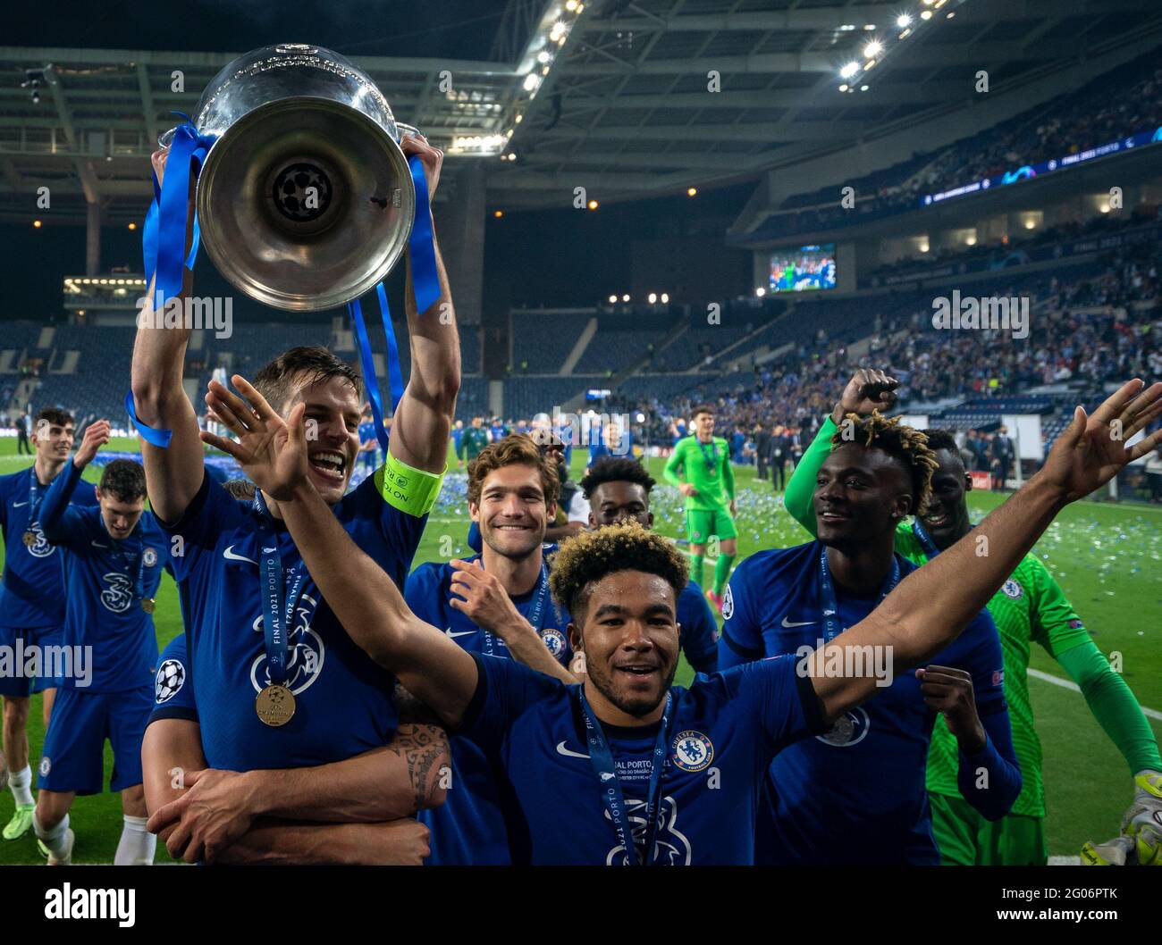 Ryal Quay, UK. 29th May, 2021. Reece James, Tammy Abraham & Csar Azpilicueta of Chelsea celebrate at full time during the UEFA Champions League Final match between Manchester City and Chelsea at The Est‡dio do Drag‹o, Porto, Portugal on 29 May 2021. Photo by Andy Rowland. Credit: PRiME Media Images/Alamy Live News Stock Photo