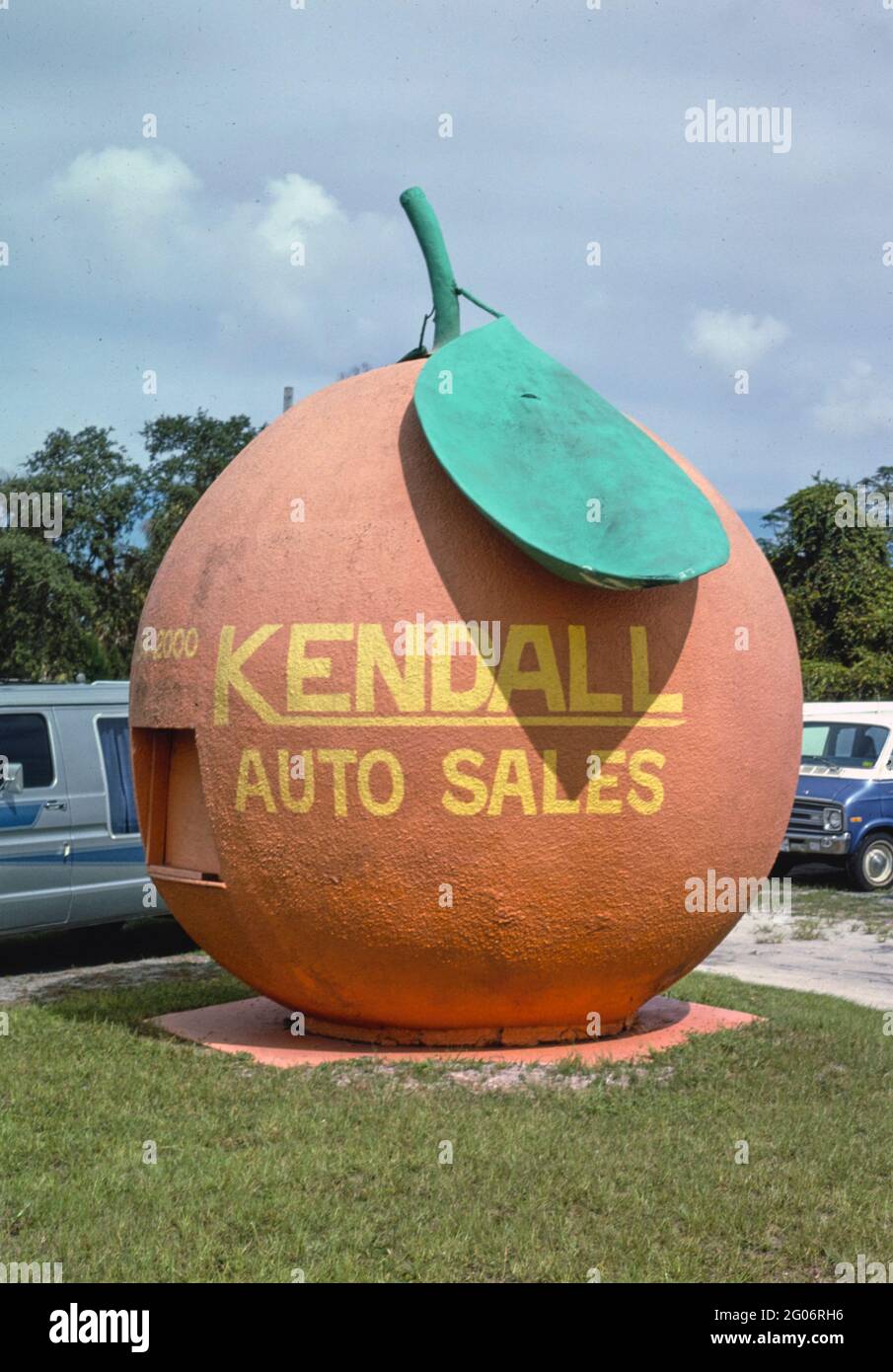 1980s America -  Kendall Auto Sales Orange Stand, North Melbourne, Florida 1985 Stock Photo