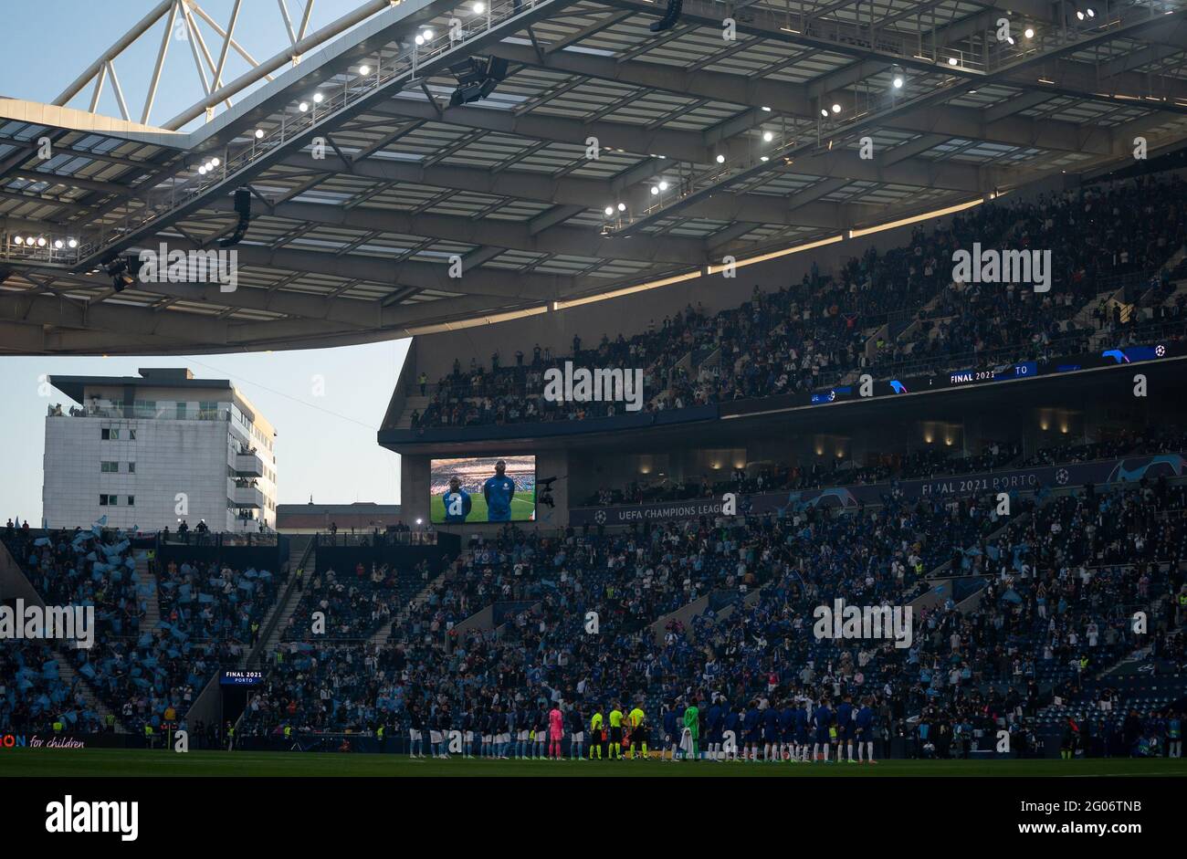 Ryal Quay, UK. 29th May, 2021. The teams line up pre match during the UEFA  Champions League Final match between Manchester City and Chelsea at The  Est‡dio do Drag‹o, Porto, Portugal on