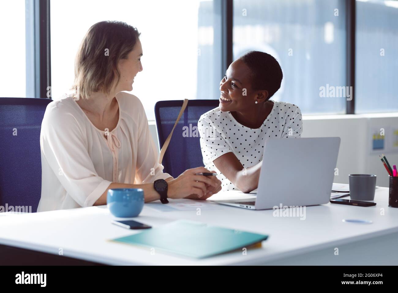 Two diverse young businesswomen hi-res stock photography and images - Alamy