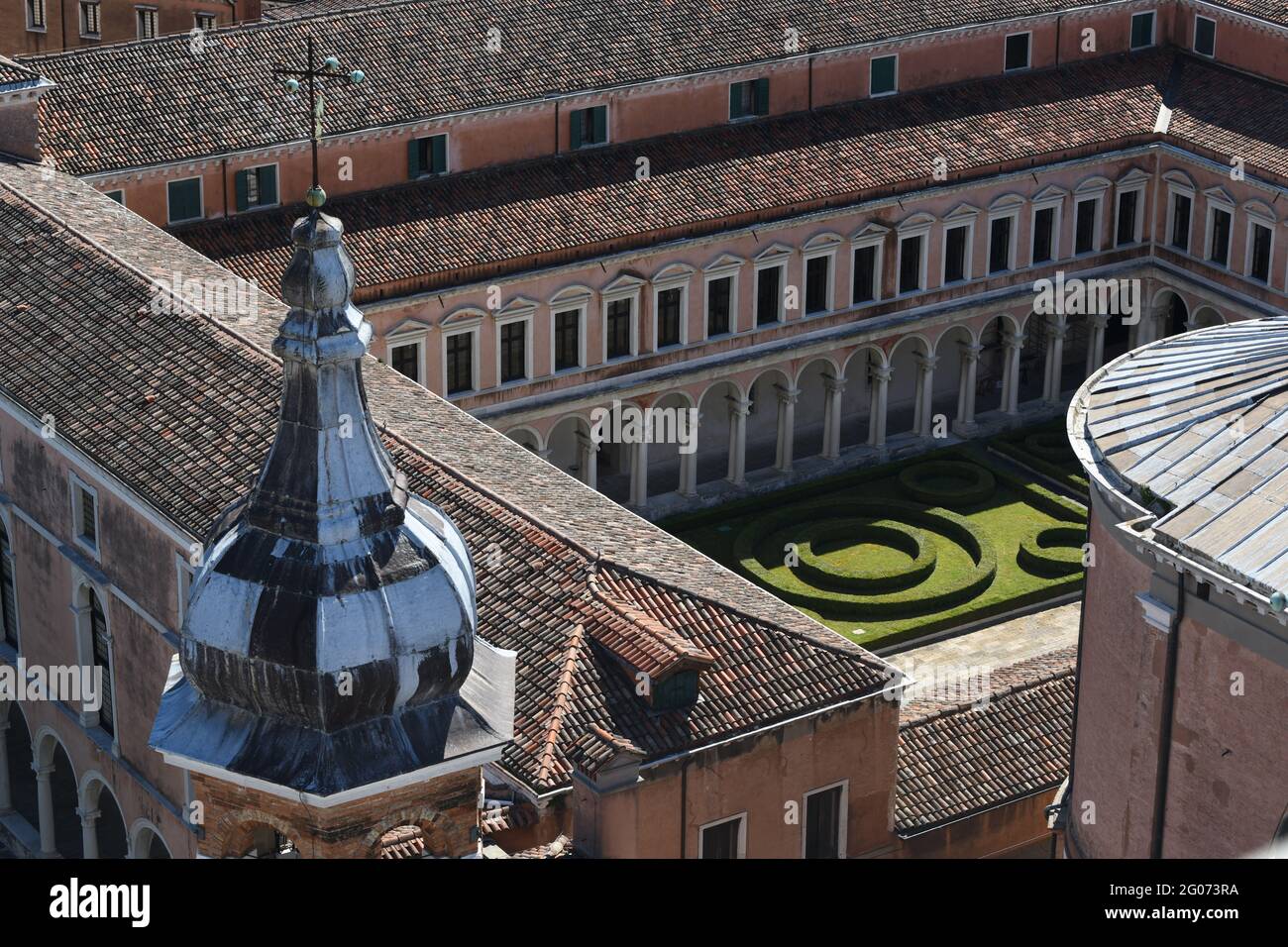 Blick vom Glockenturm der Benediktinerabtei in San Giorgio Maggiore auf die drunter leinenden Dächer und Gärten Stock Photo