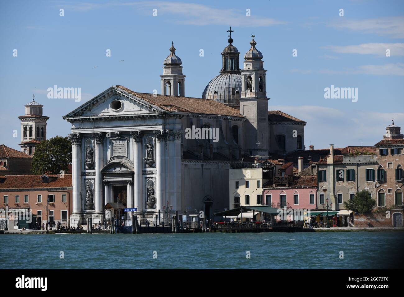 Blick auf die Barockkirche Santa Maria diella Salute von Architekt Baldessari Longheno unter dem Dogen Nikolo Contarini am Eingang in den Canal Grande Stock Photo