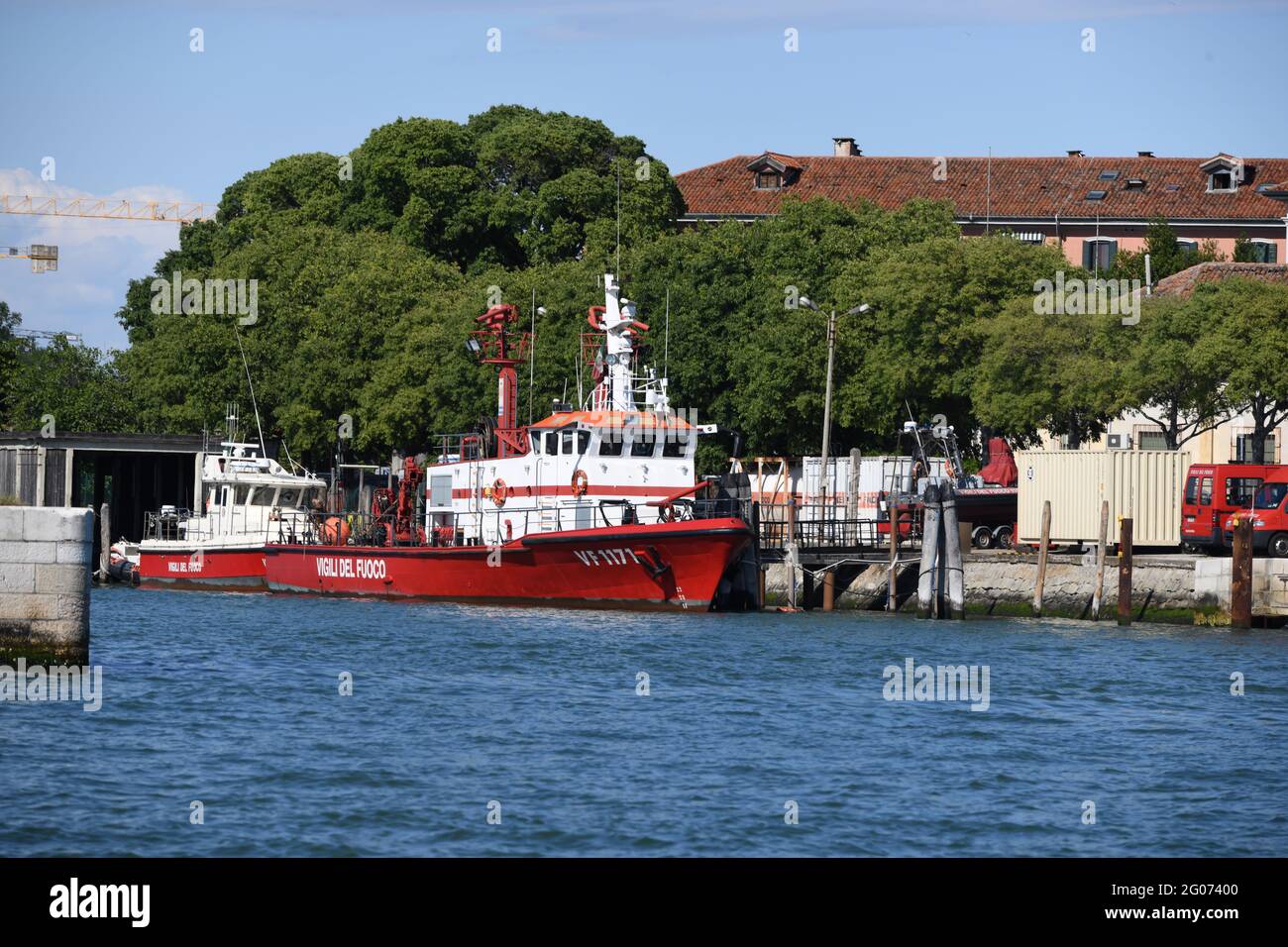 abfahrbereite Feuerlöschboote im Hafen von Venedig Stock Photo