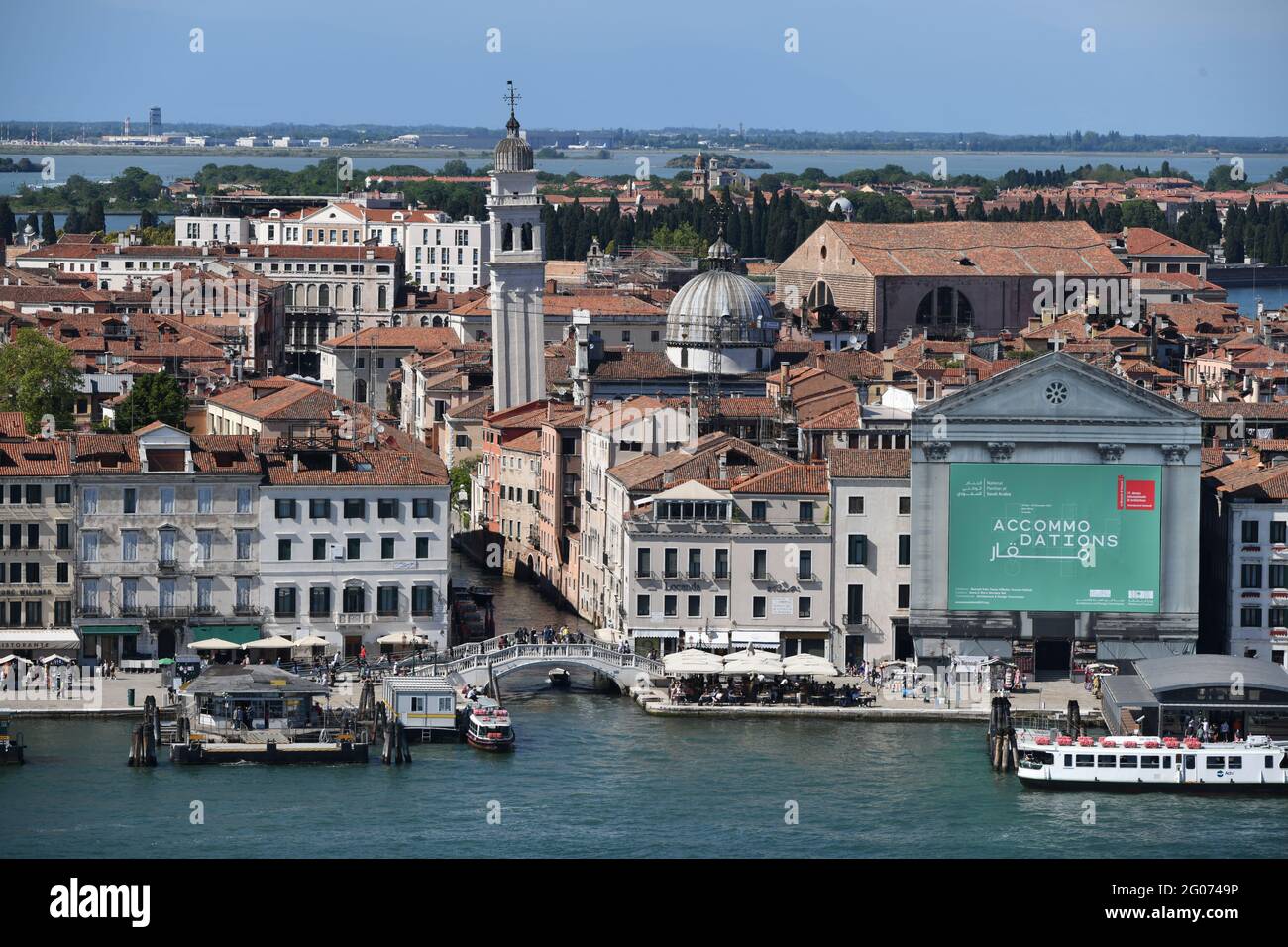 View on Venice - Blick auf die anderen Inseln mit menschenleeren Strassen von Venedig vom Turm von San Giorgio Maggiore nach Ende des Lock down Stock Photo