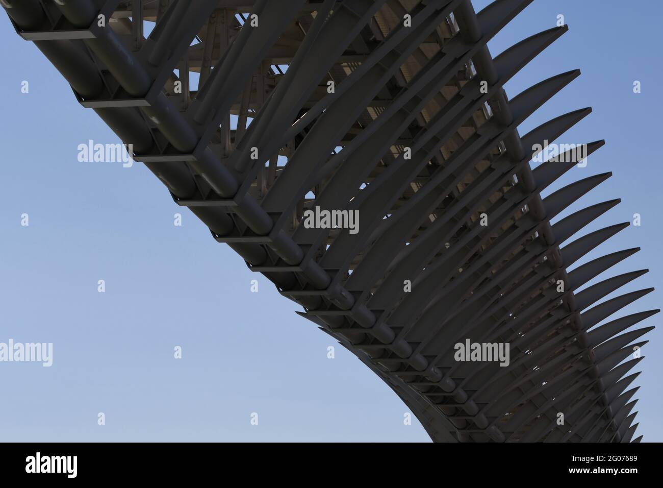 fantastisches, futuristisches Design der Bahnbrücken zur Einfahrt in den neuen Bahnhof von Venedig, Stock Photo