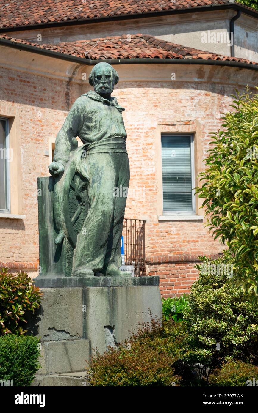 Italy, Lombardy, Orzinuovi, Giuseppe Garibaldi Monument in front a San Giorgio Castle Stock Photo