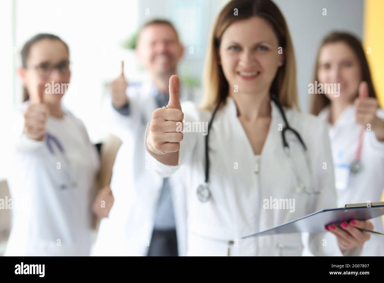 Маркетинг врача. Kuprevich доктор. Маркетинг для врачей фото. Врач протягивает руку.