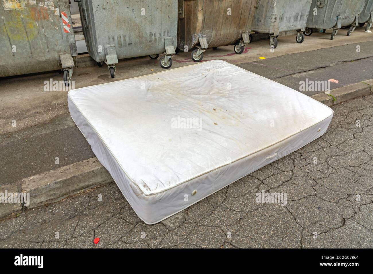 Dump mattress hires stock photography and images Alamy