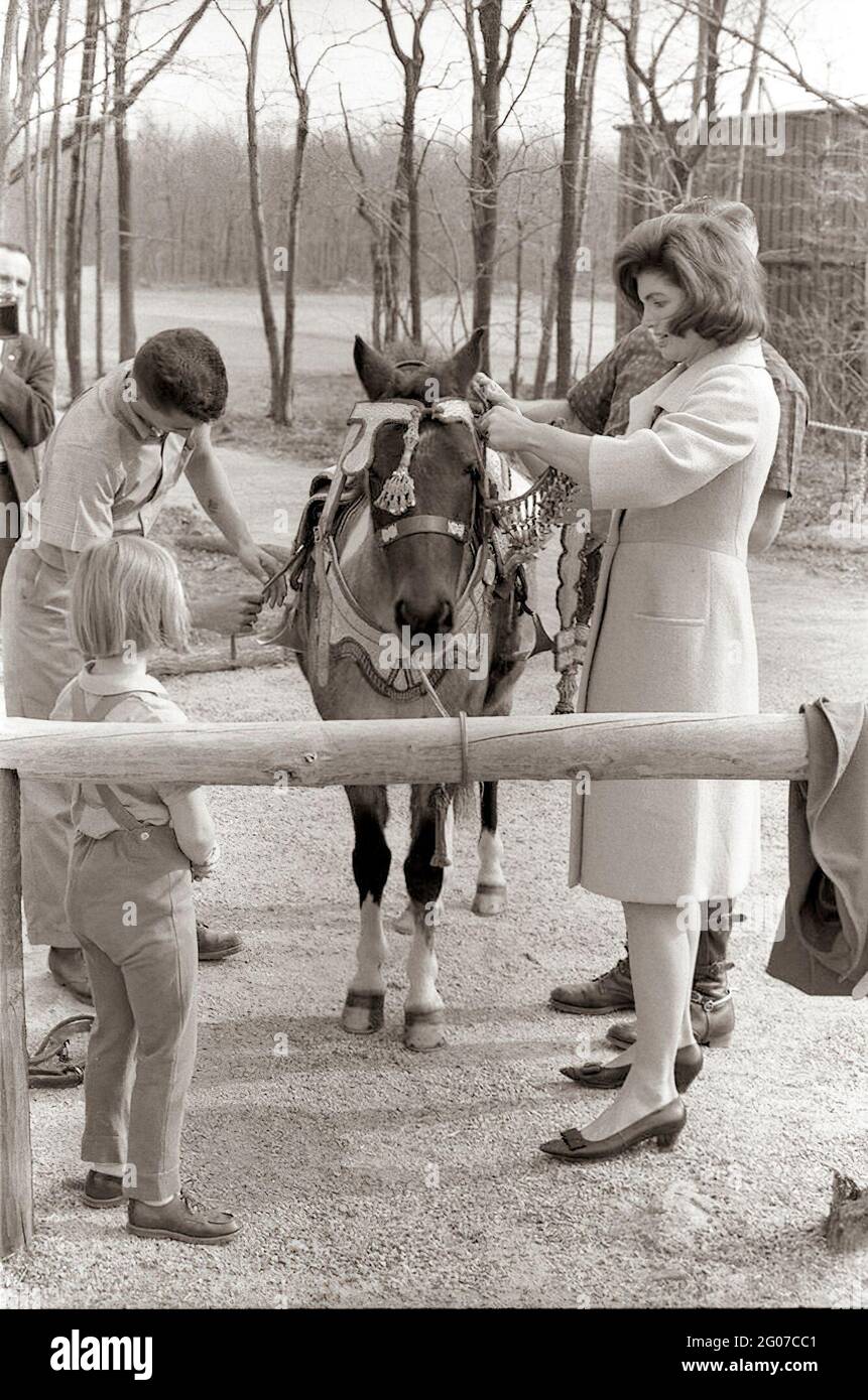 31 March 1963 Weekend at Camp David. First Lady Jacqueline B. Kennedy with daughter Caroline and others with 'Macaroni' in a Moroccan saddle, a gift of King Hassan II, during a weekend at Camp David. Stock Photo