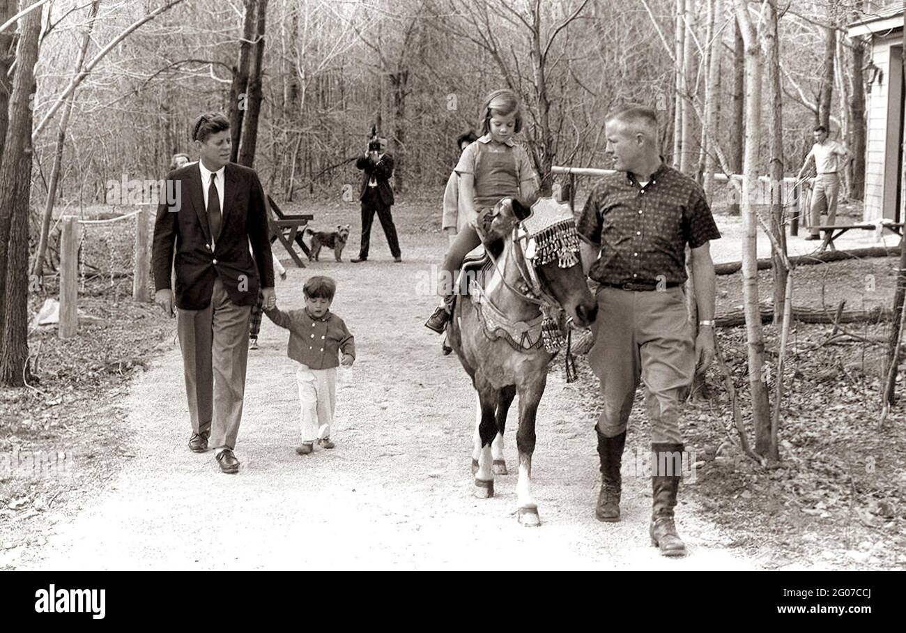 31 March 1963 Weekend at Camp David. President Kennedy, John F. Kennedy  Jr., Caroline Kennedy (riding "Macaroni"), others. Camp David, Maryland  Stock Photo - Alamy