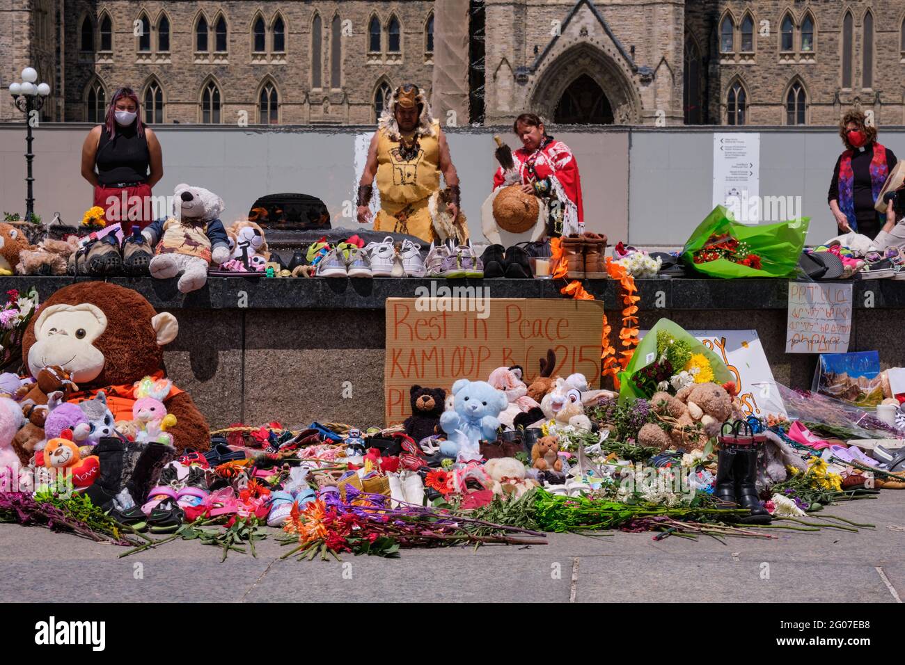 Ottawa, Canada. June 1st, 2021. Members of First Nations communities perform a ceremony in memory of the 215 children found buried at a former Kamloops, British Colombia residential school at a memorial in front of the Canadian Parliament. Credit: meanderingemu/Alamy Live News Stock Photo