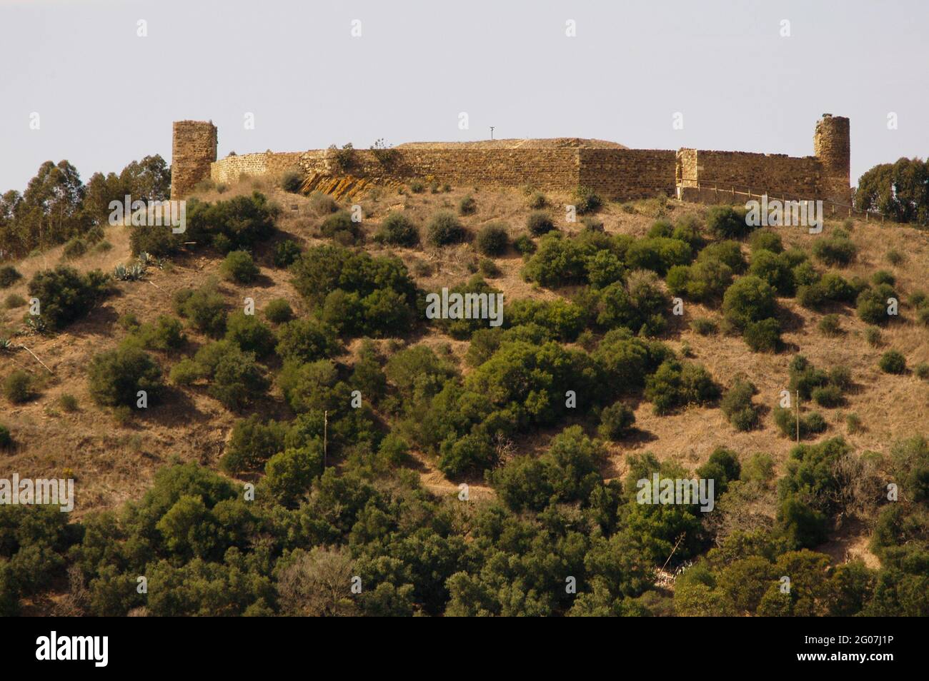 Portugal, Aljezur. View of the castle of Arab origin, dating from the 10th century. It was conquered in 1246 by knights loyal to Paio Peres Correia. It was used as a defensive fortress until the 18th century. Algarve region. Stock Photo