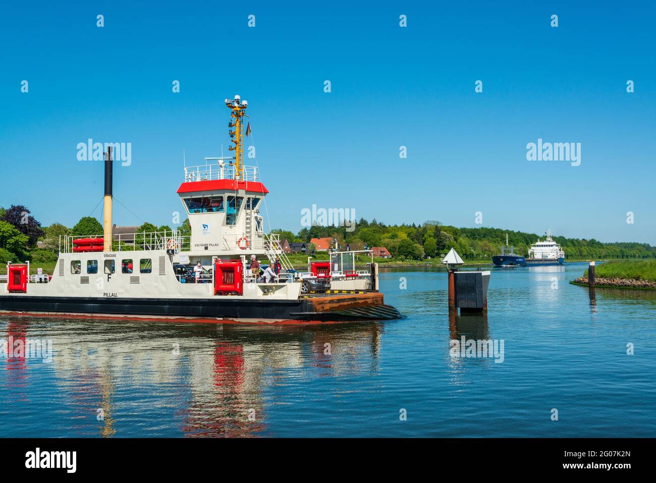 Die Kanalfähre Sehestedt ist ein touristischer Hot Spot um hier den Schiffsverkehr im Nor-Ostsee-Kanal zu beobachten Stock Photo