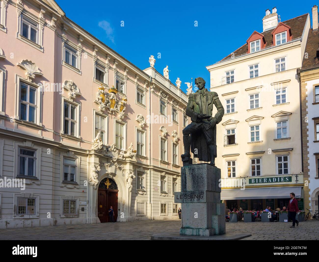 Wien Vienna Square Judenplatz Lessing Monument House Bohmische Hofkanzlei Today Verwaltungsgerichtshof Supreme Administrative Court Of Austria Stock Photo Alamy