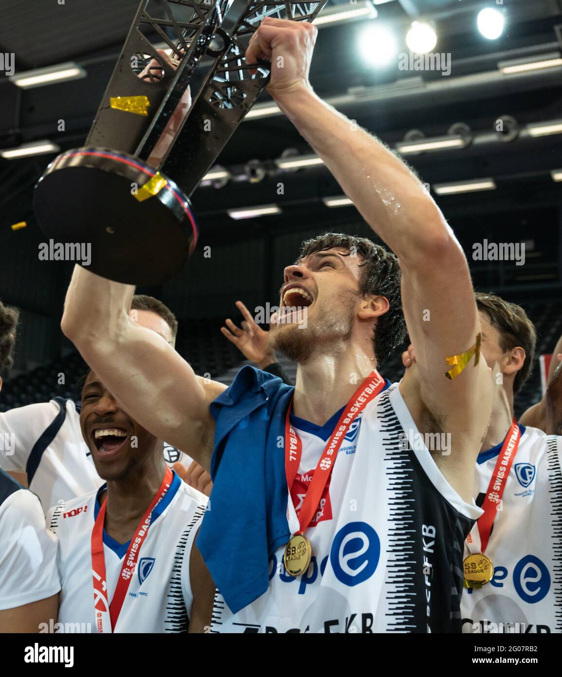 01.06.2021, Friborg, Halle St. Leonard, Final game 3: Friborg Olympic -  Starwings Basket, Friborg Olympic is Swiss Champion 2020/2021. Arnaud  Cotture (Friborg) with trophy (Photo by Til Buergy/Just Pictures/Sipa USA  Stock Photo - Alamy