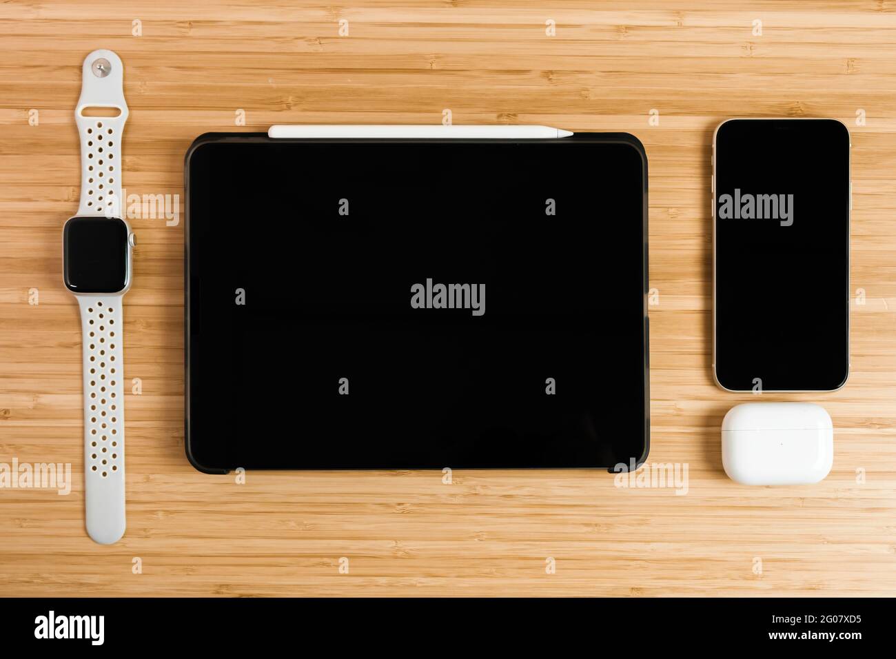 Orlando, FL/USA-12/6/19: An Apple store display of AirPods and Beats  wireless headphones Stock Photo - Alamy