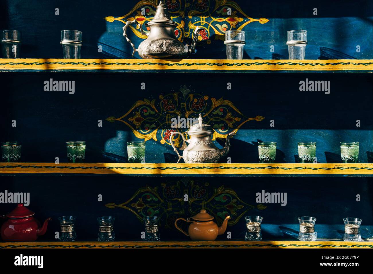 Shiny metal teapot hi-res stock photography and images - Alamy