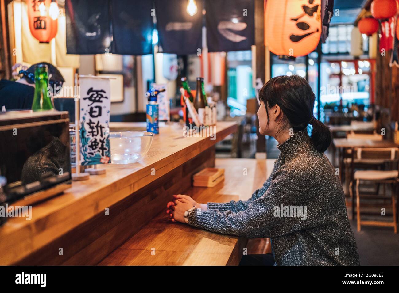 Woman asian sitting bar restaurant hi-res stock photography and images ...