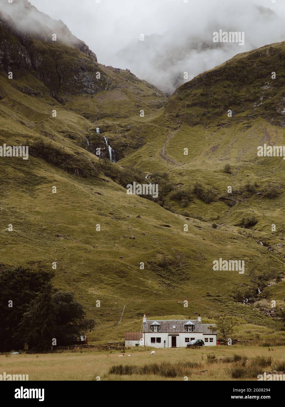 Hillside house and slope hi-res stock photography and images - Alamy