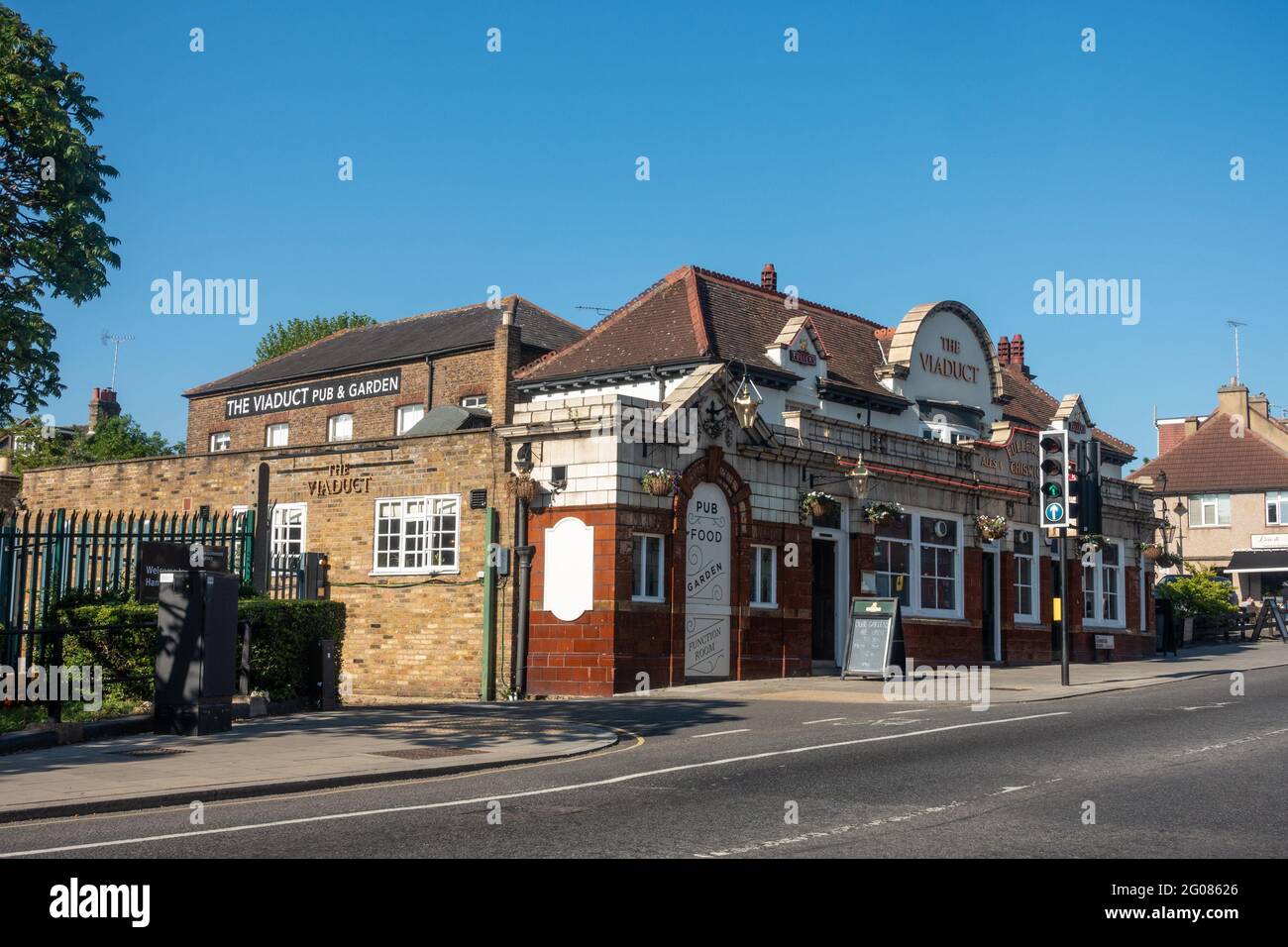 The Viaduct pub owned by Fuller's Brewery on Uxbridge Road in Hanwell, London. Stock Photo