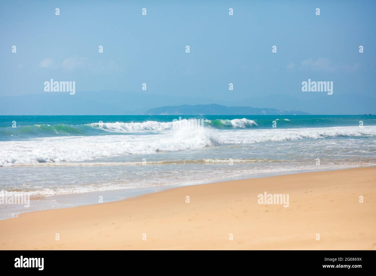 Sandy beach turquoise ocean waves hi-res stock photography and images ...