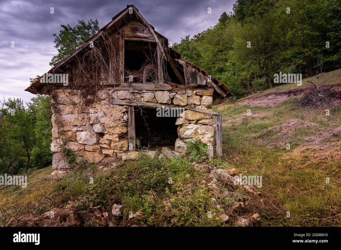 Old rundown house in the countryside Stock Photo - Alamy