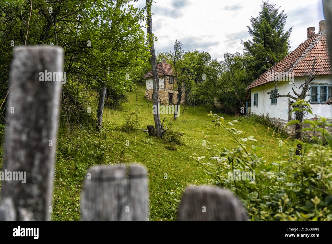 Abandoned old house and yard in the countryside Stock Photo