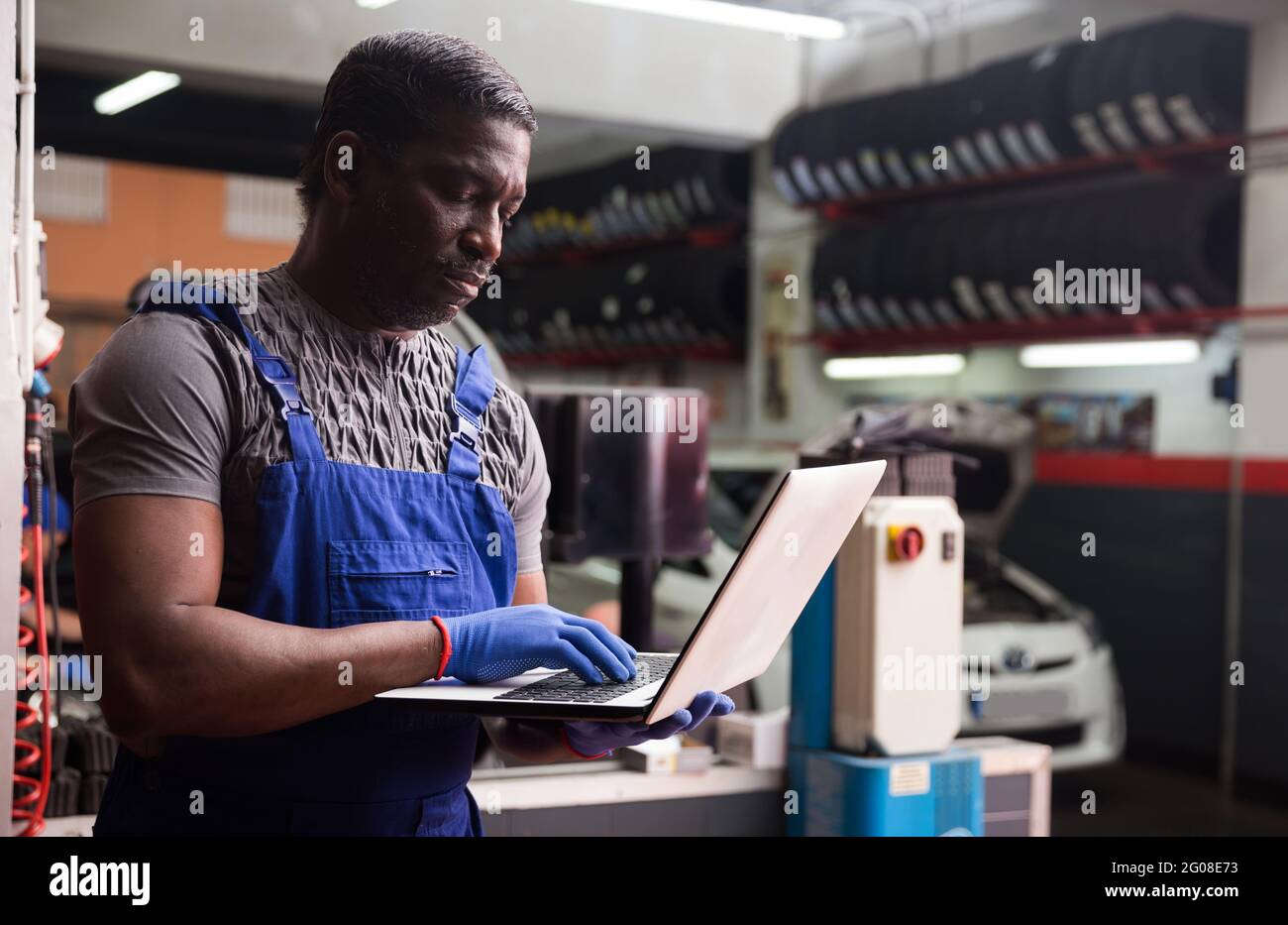 Automobile diagnosis. Car mechanic repairer looks for engine failure Stock Photo Alamy