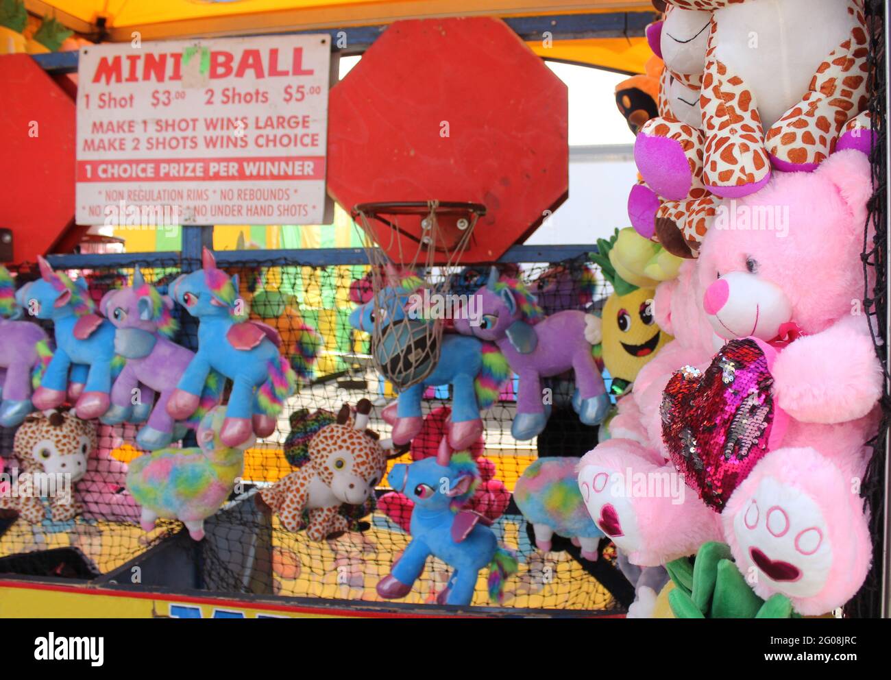 Carnival stuffed animal prizes hi res stock photography and images Alamy