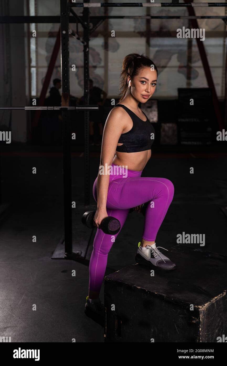 Young beautiful woman doing one-arm dumbbell back exercise on bench.  Athletic girl in the gym. Exercises for the latissimus dorsi Stock Photo -  Alamy