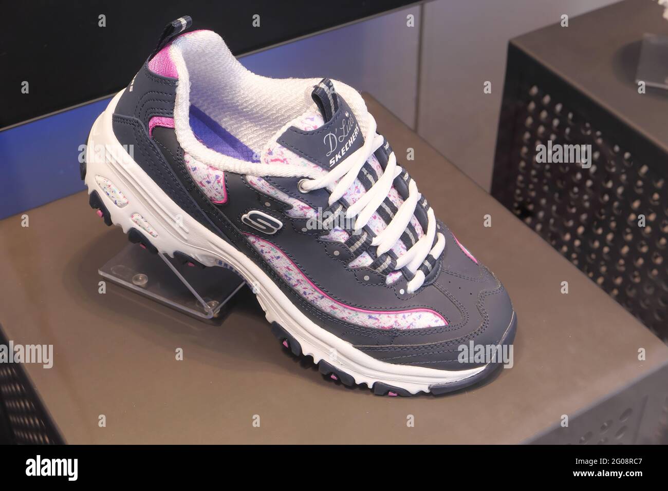 SHOES ON DISPLAY AT SKECHERS BOUTIQUE IN CORSO STREET Stock Photo - Alamy