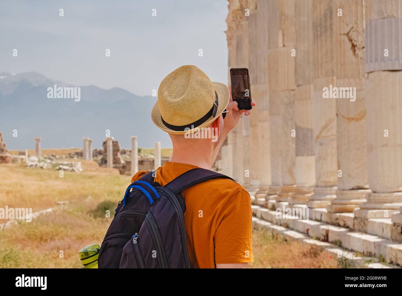 Male tourist taking picture hi-res stock photography and images - Alamy