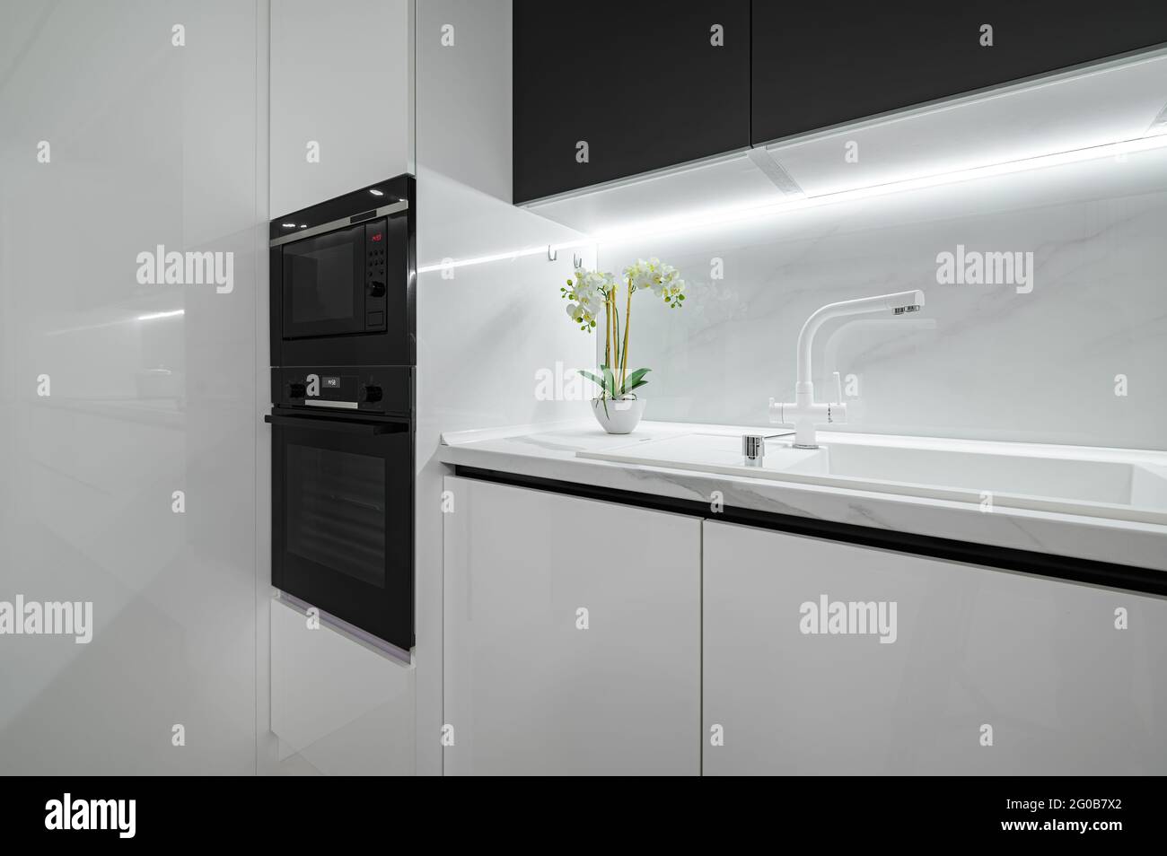 Luxury white and black modern marble kitchen Stock Photo - Alamy